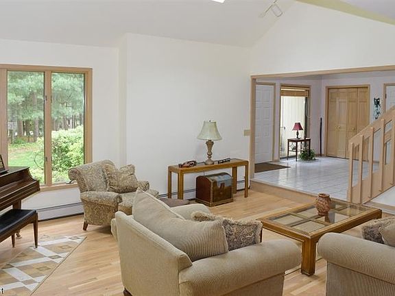 5th image of 55 Westbury Dr