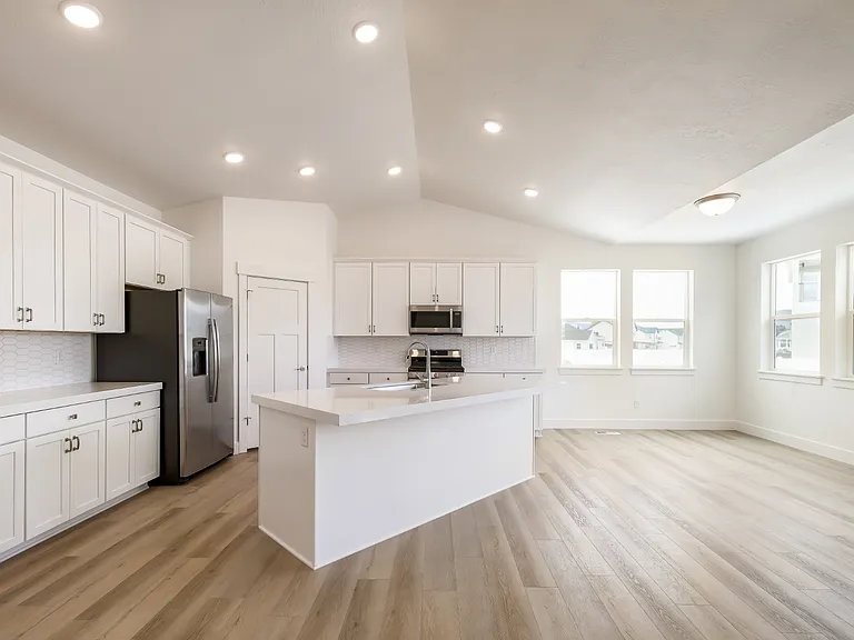 1017 E Tucker Ln — Photo 4