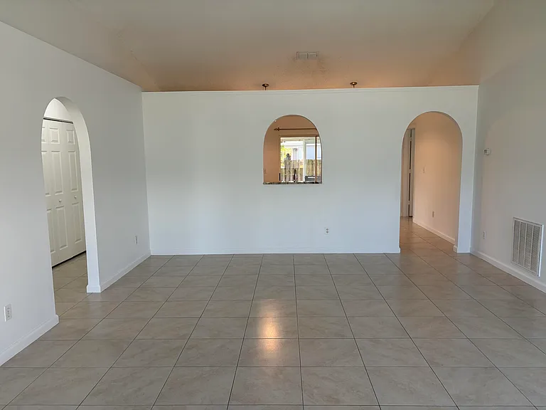 1682 SW Glacador Ave — Photo 7