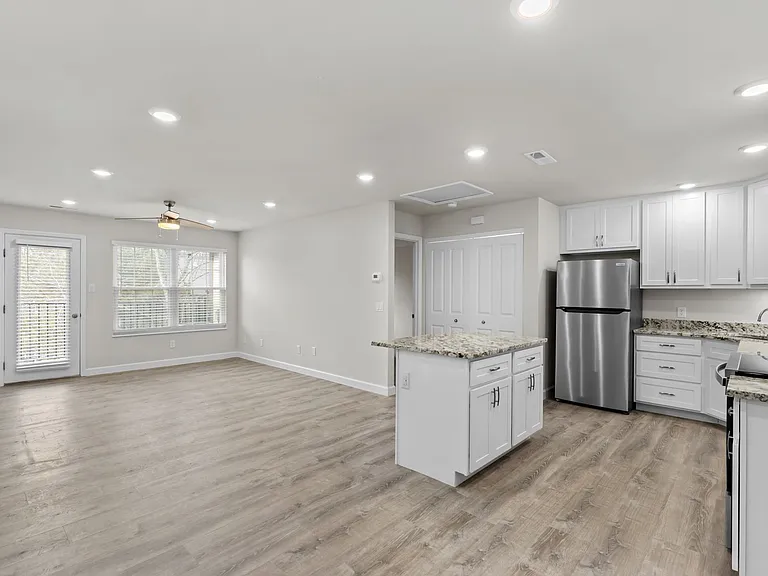 Sherman Square Apartments — Photo 6