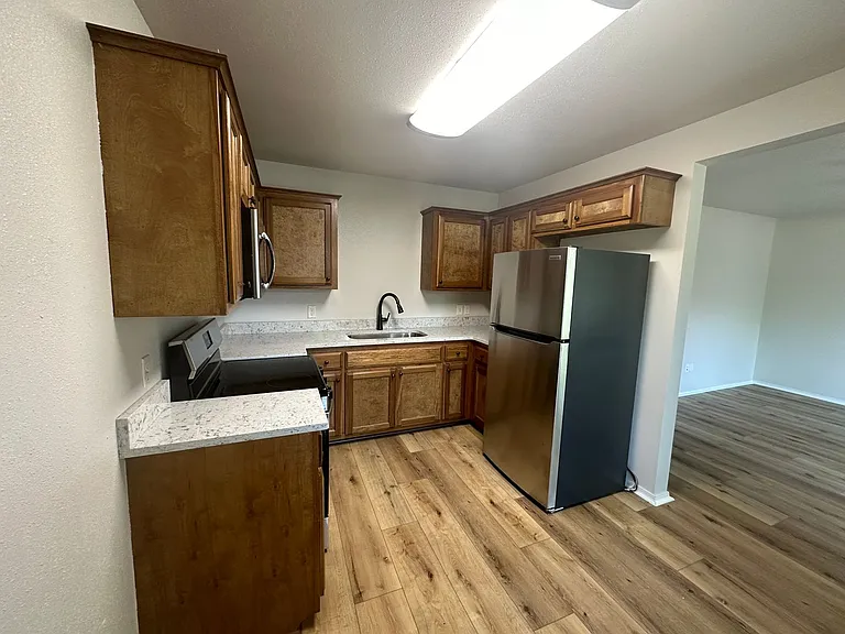 909 N El Paso Ave — Photo 4