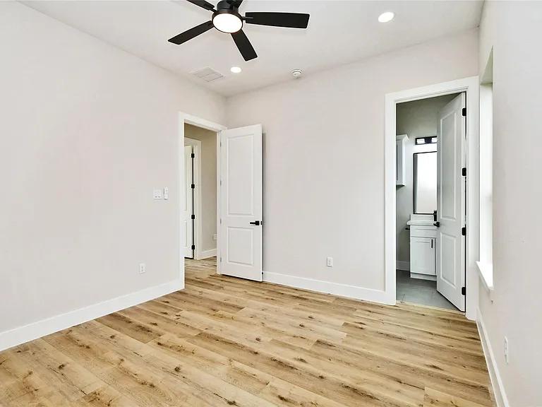 3231 Tuam St — Photo 35