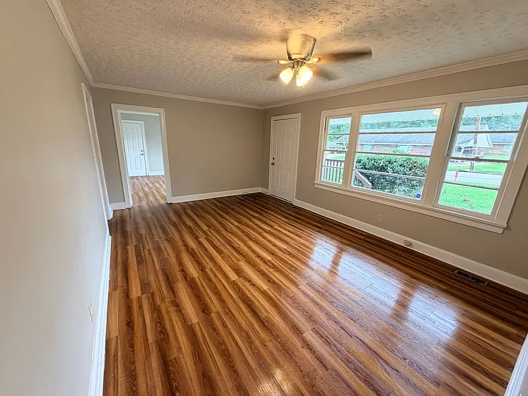 136 Williamson St SW — Photo 10