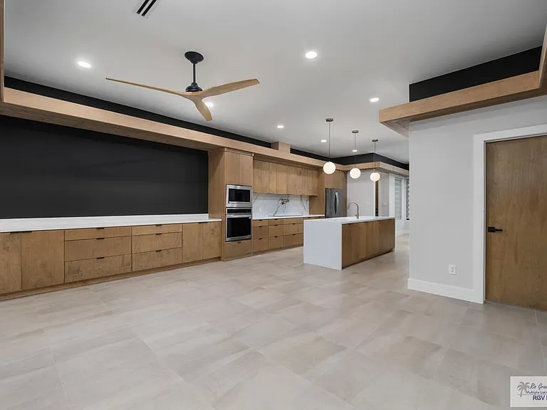 701 Myrtle #A — Photo 3