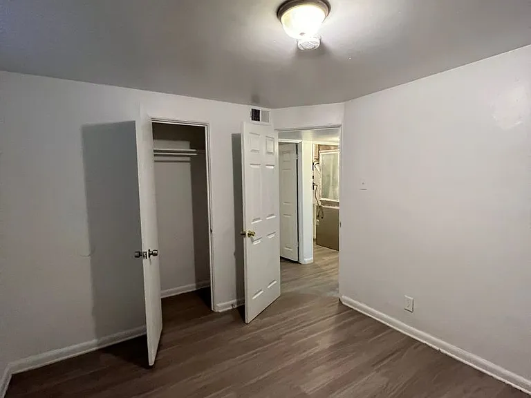 2 Bedroom 1 Bathroom in Delmar Parkway — Photo 10