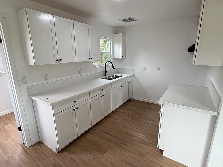 910 E Tulare Ave — Photo 5