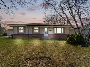 W147N8466 Manchester Dr, Menomonee Falls, WI 53051