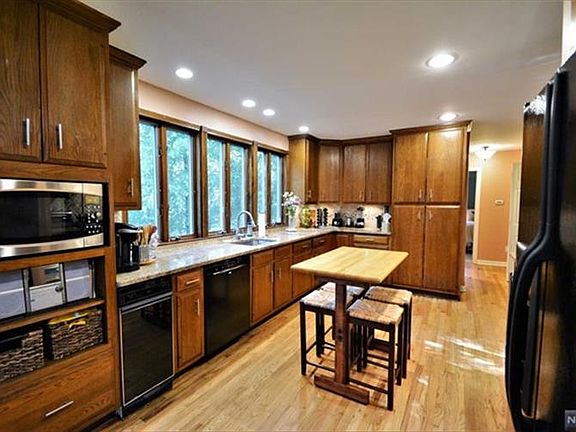 4th image of 33 Midland Ave