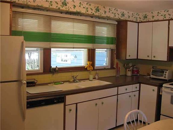3rd image of 1652 Colvin Blvd