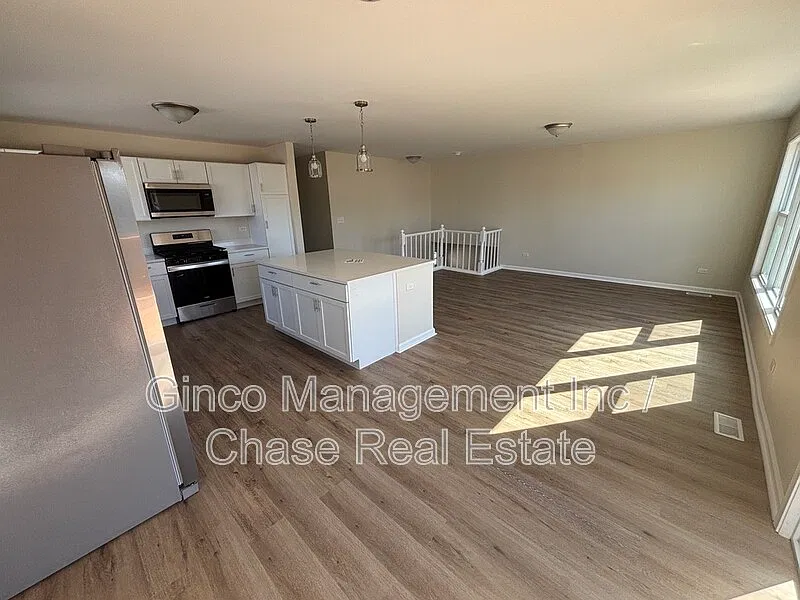 5 bed, 3.0 bath, 3000 sqft, $3,895 — Photo 2