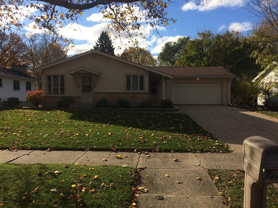 1st image of 840 Parkway Dr NE