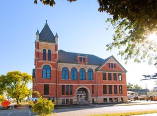 600 N 4th St #11, Clinton, IA 52732