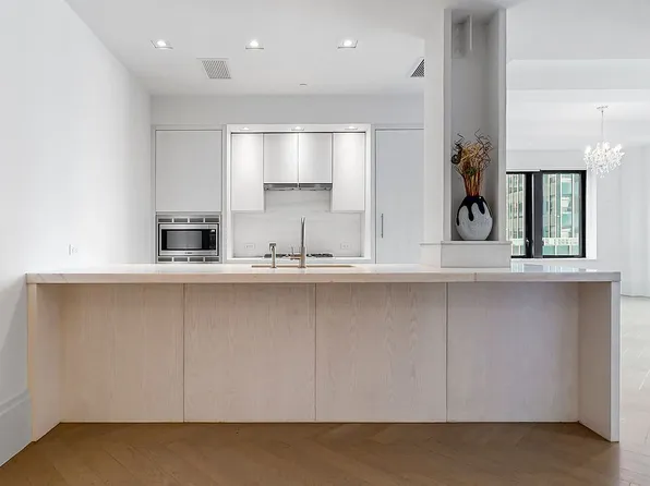 101 Wall St #8B, New York, NY 10005