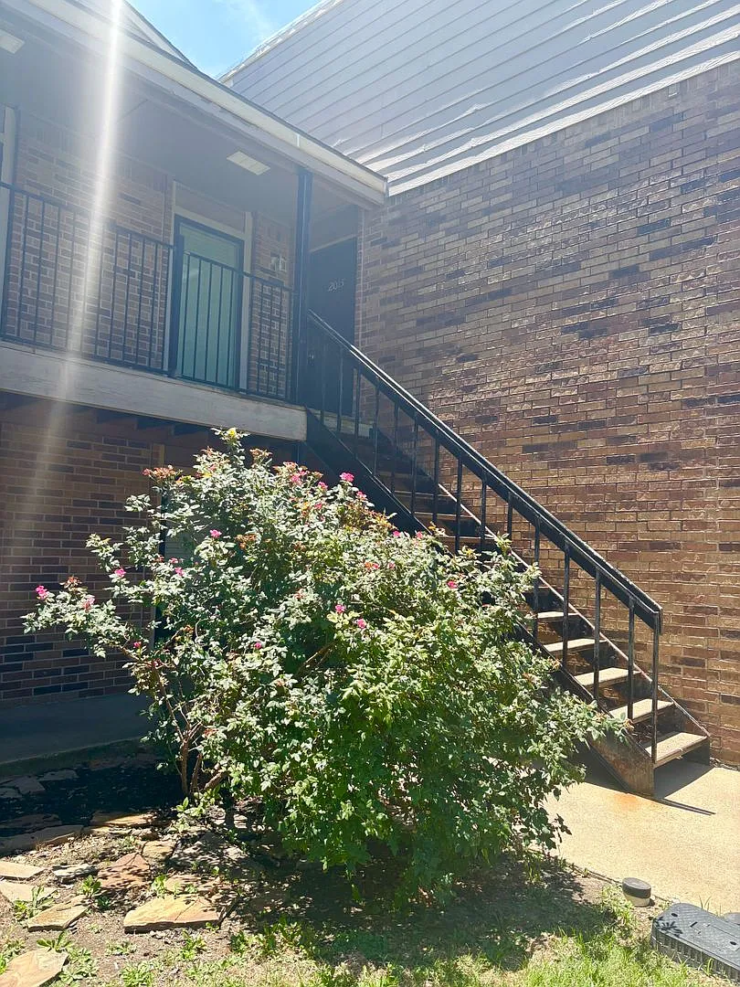 Move-In Ready Condo with Pool, Fireplace in Prime Richardson ISD Location — Photo 1