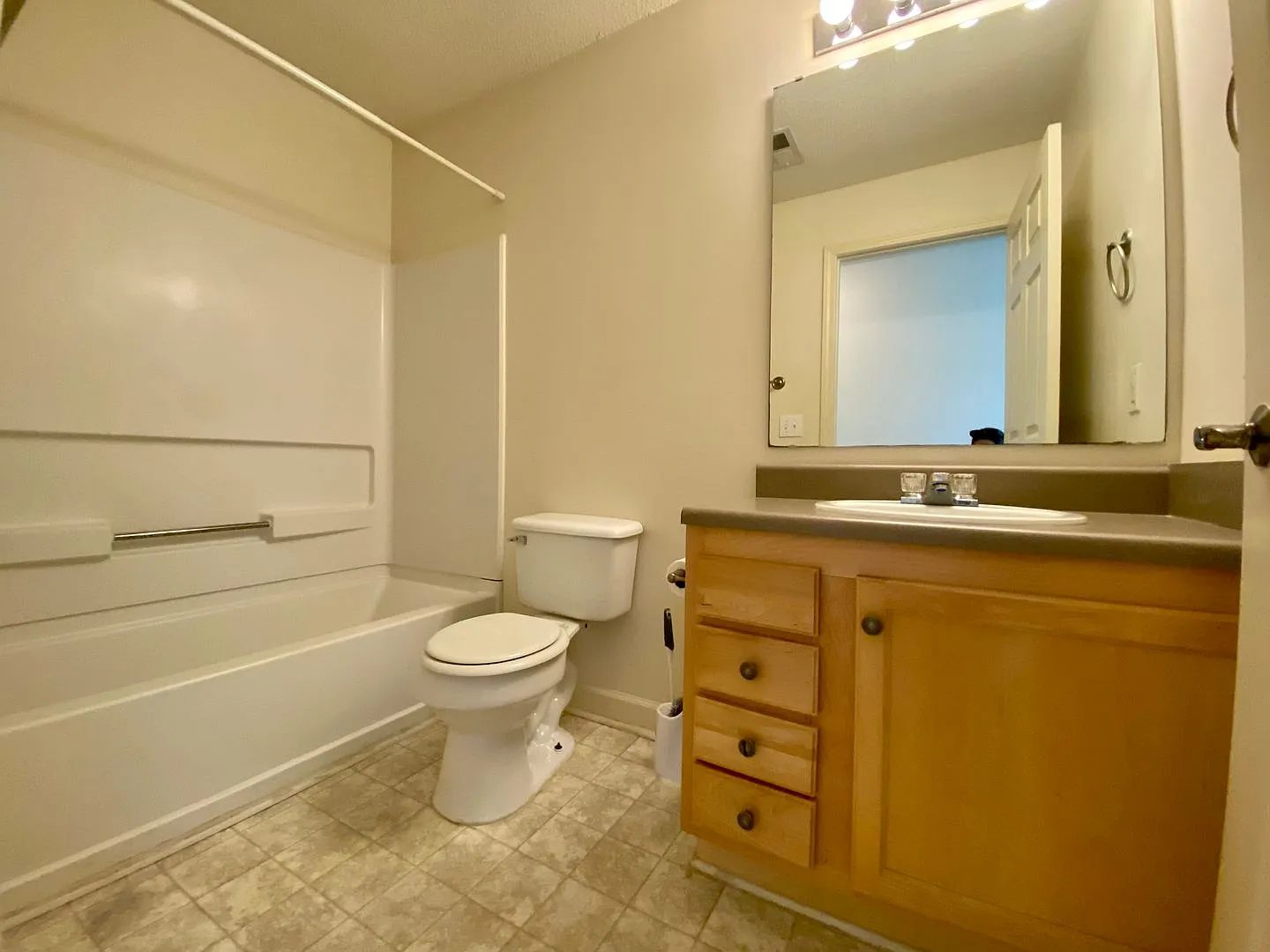 Cute Spacious Condo in Harts Cove! — Photo 4