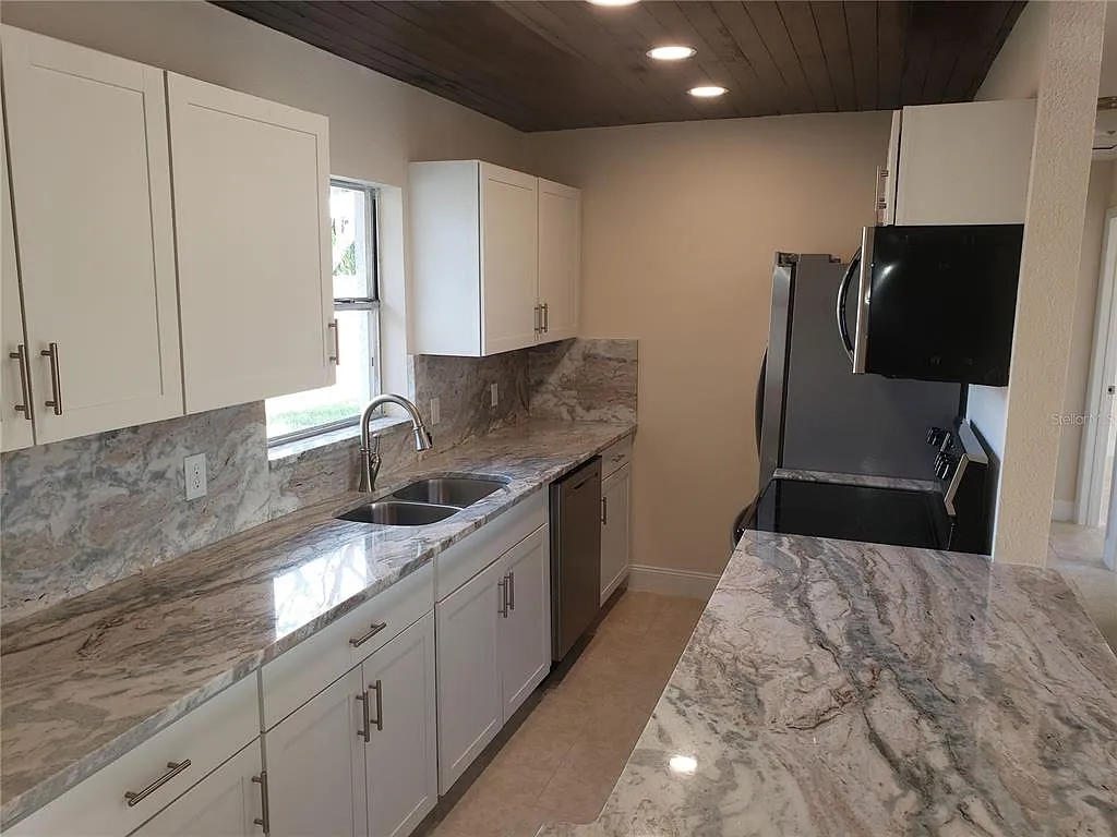 3 bed, 2.0 bath, 1764 sqft, $2,300 — Photo 4