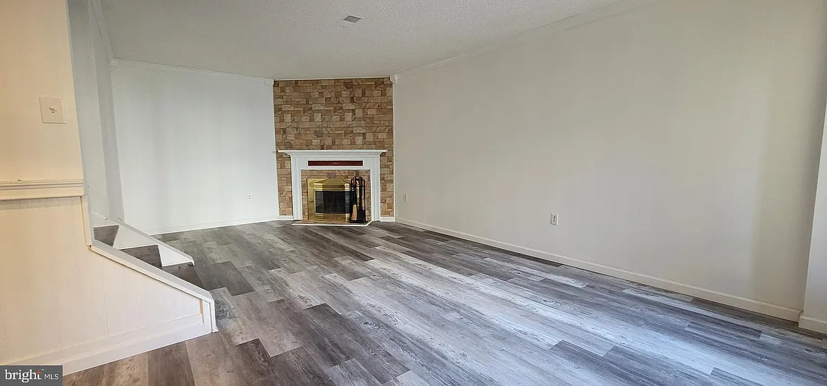 Building Photo - 2209 Greenwood Dr