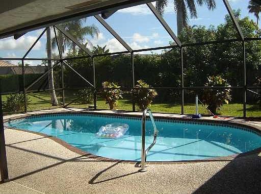 Screened pool w/ area for entertainment