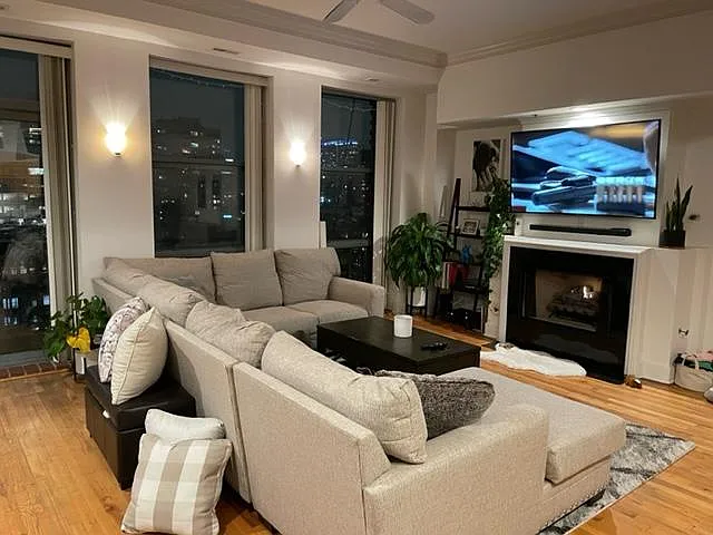 165 N Canal St #1301 — Photo 4