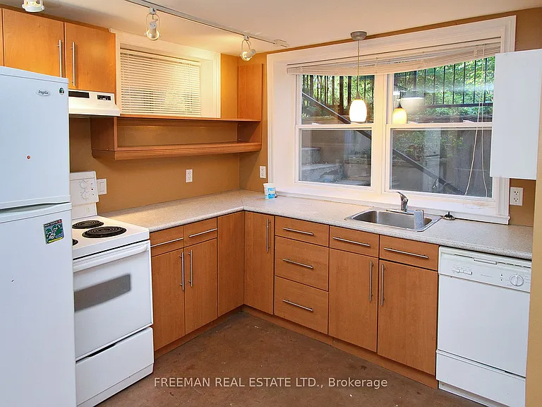 27 Rossmore Rd W #LOWER — Photo 6