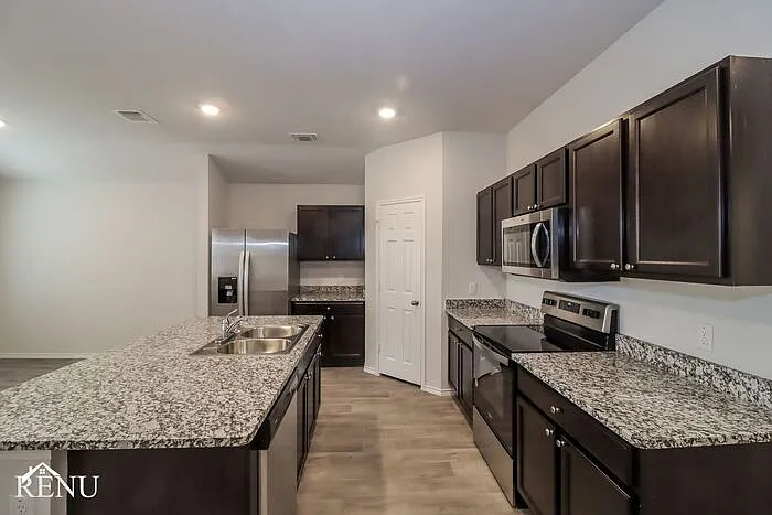 4 bed, 2.0 bath, 1796 sqft, $1,785 — Photo 2