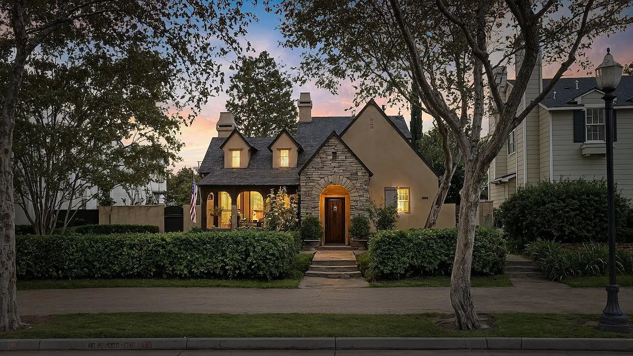 1050 Belmont Ln photo 1