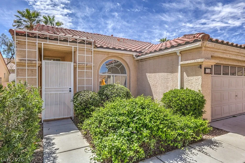 3 bed, 2.0 bath, 1164 sqft, $2,400 — Photo 4
