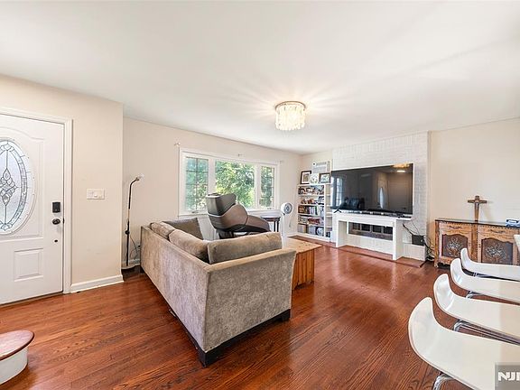 4th image of 553 Ray Ave