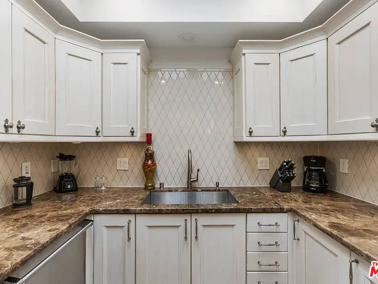 261 S Reeves Dr — Photo 10