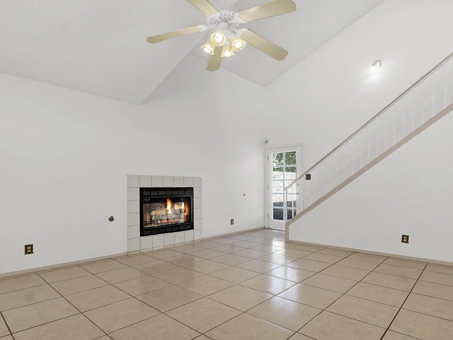 3 bed, 1313 sqft, $1,895 — Photo 4