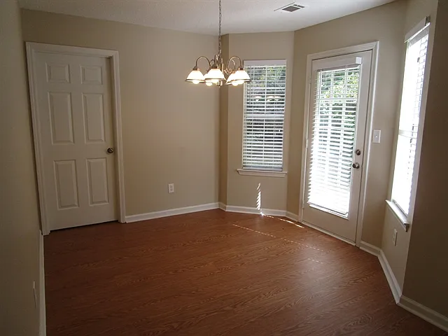 204 Carrie Dr — Photo 3