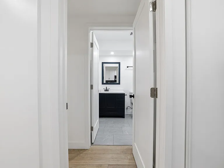 Encino Country Club Apartments — Photo 65