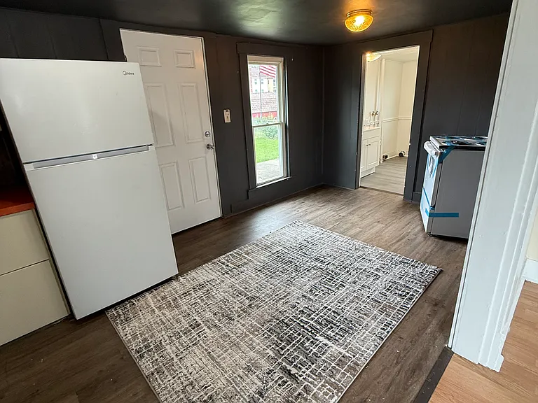 1309 E Walnut St — Photo 5