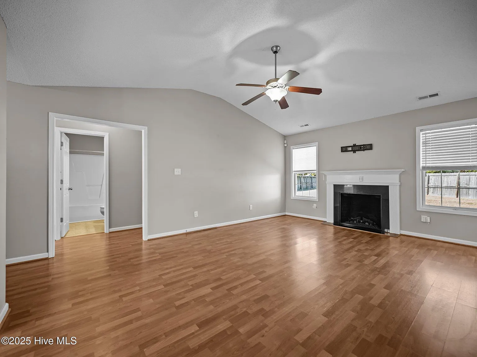3 bed, 2.0 bath, 1587 sqft, $1,850 — Photo 2