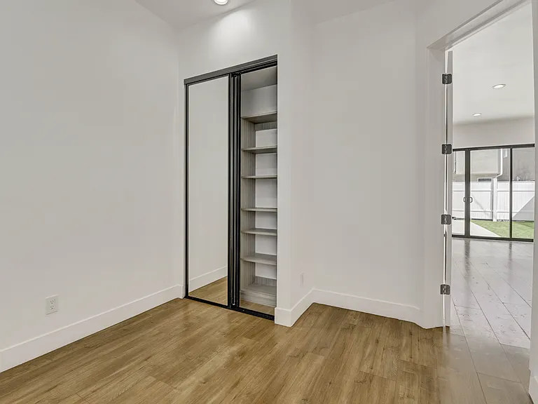 7434 Penfield Ave — Photo 13