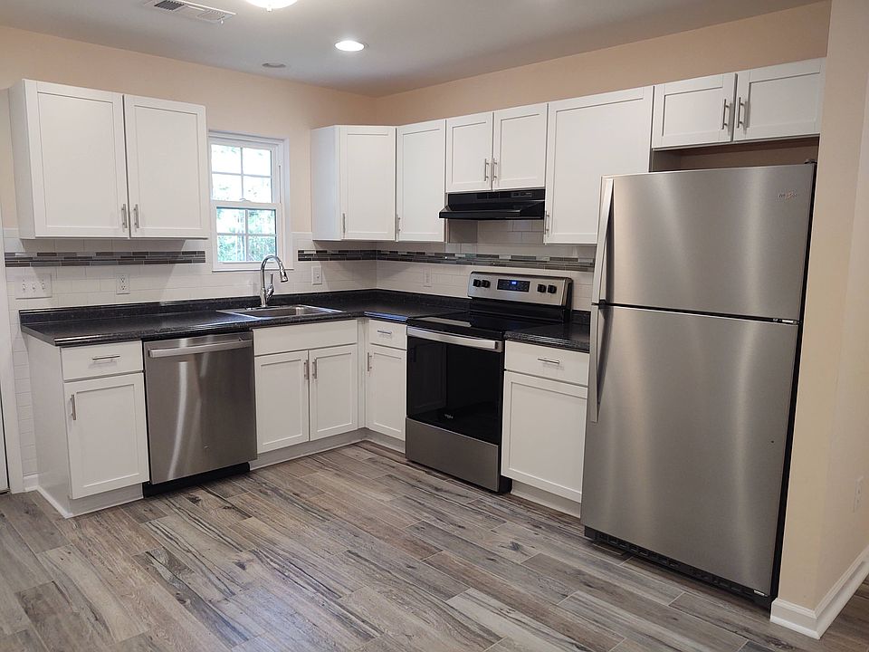 Full kitchen - finger resistant stainless steel appliances.