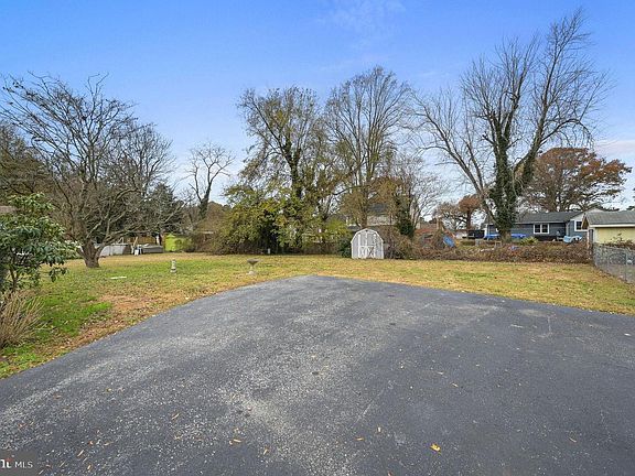 4th image of 711 Evergreen Ln