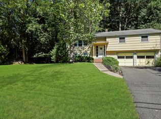 3 Tanglewood Dr, Livingston, NJ 07039