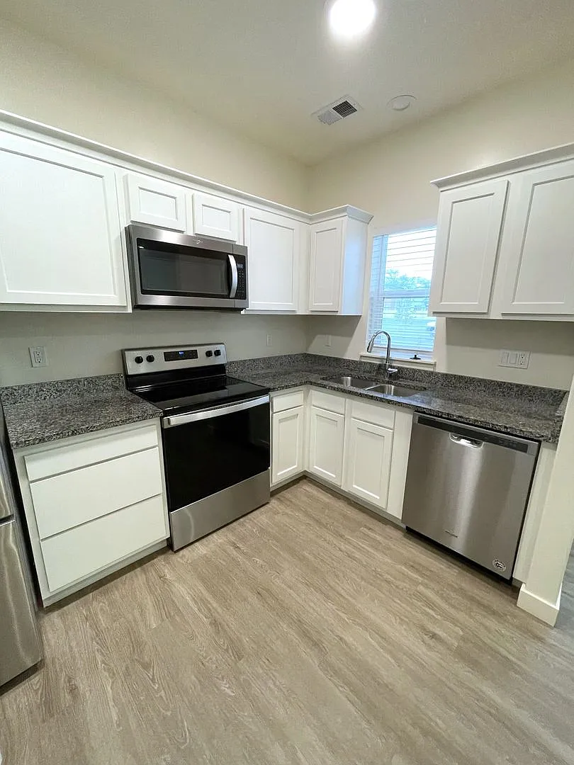 Modern 3-Bed Townhome with 2-Car Garage & Private Balcony in Clearfield | Up to 8 Weeks Rent Free! — Photo 2