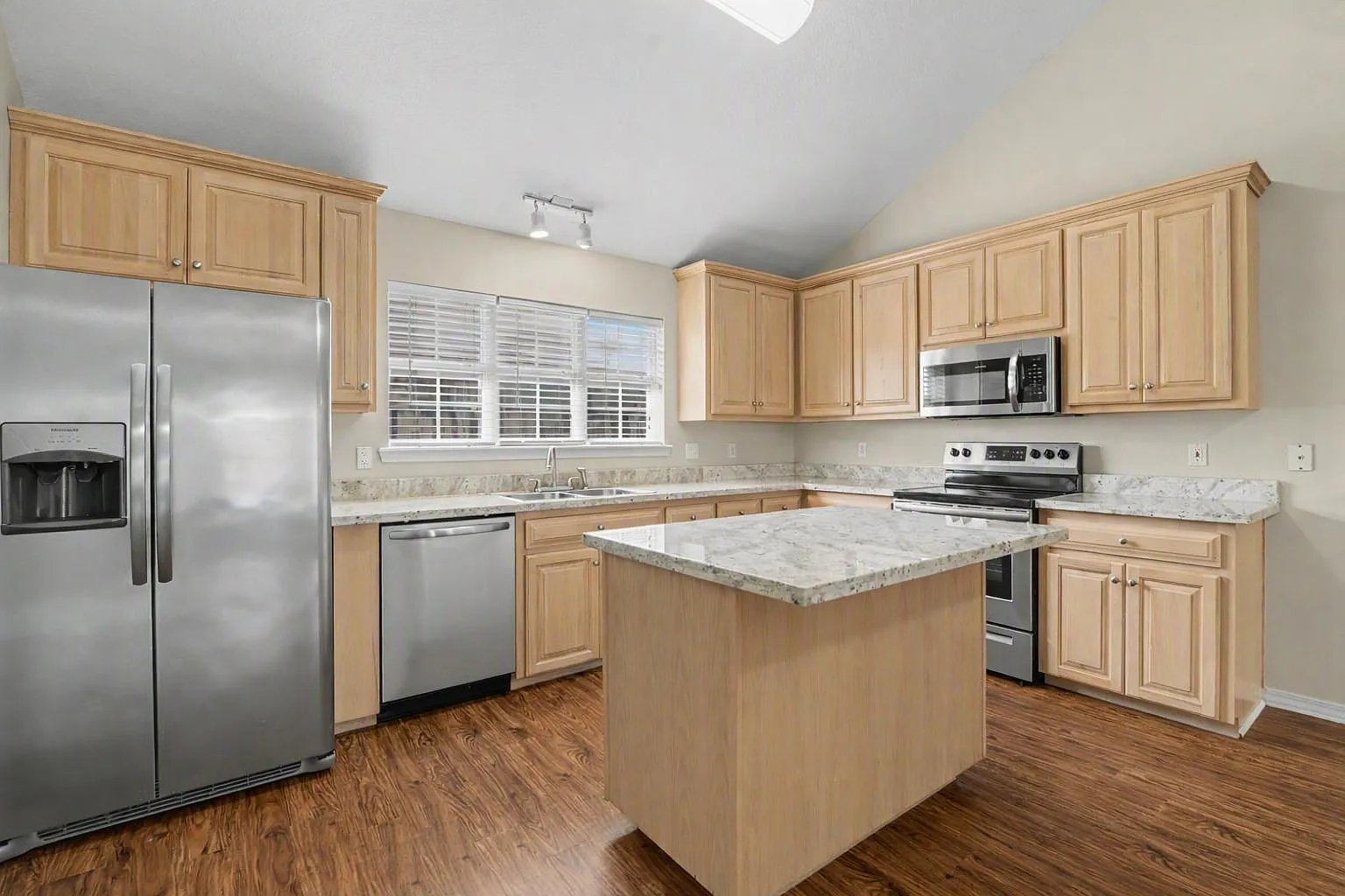 3 bed, 1450 sqft, $1,950 — Photo 3