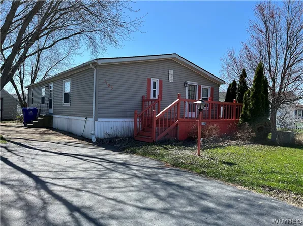 1123 Lockwood Dr, Lockport, NY 14094