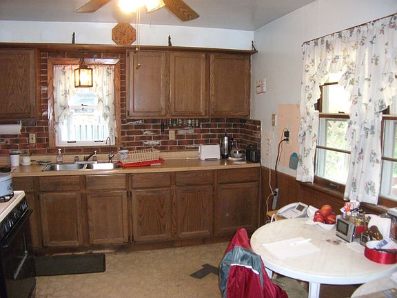 4th image of 279 Demont Ave E