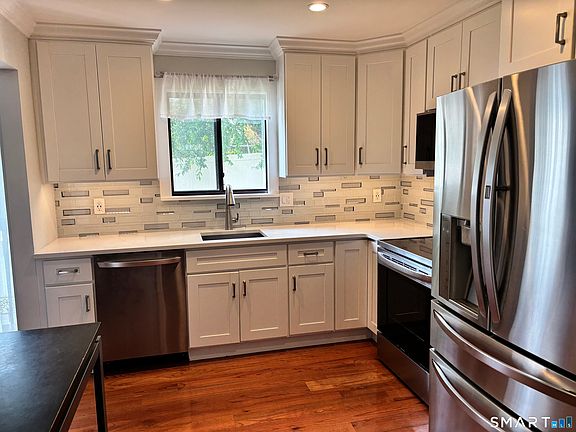 4th image of 80 Lawn Ave APT 13