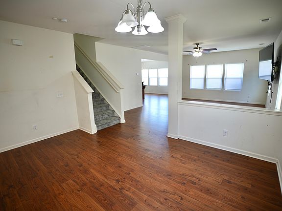 5th image of 407 Thoroughbred Dr