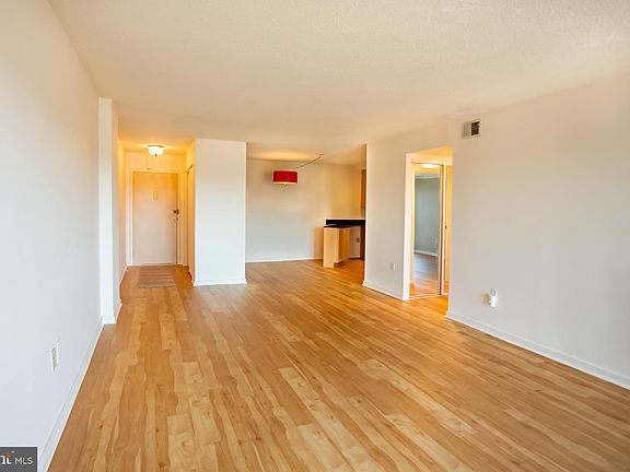 2nd image of 1300 Army Navy Dr APT 929
