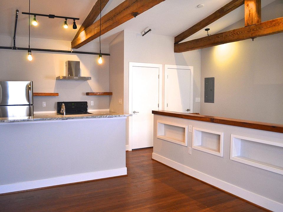 1st image of 15 W Old St APT 3