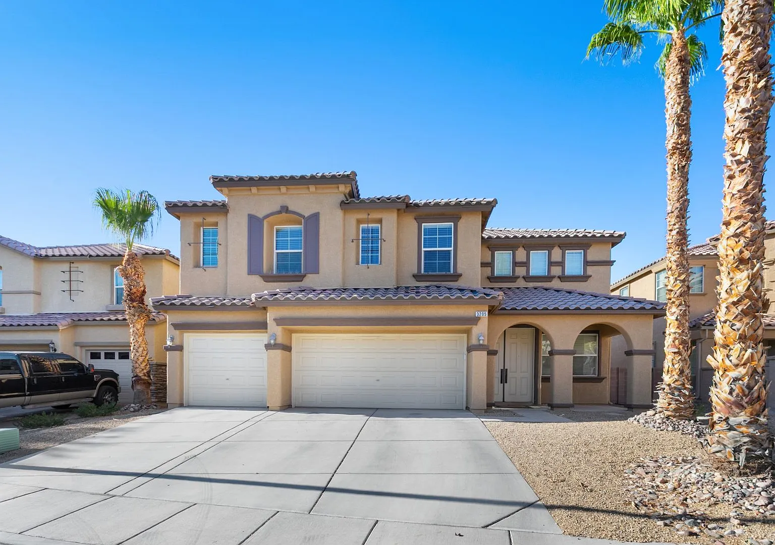 5 Bedroom North Las Vegas Home With Bed And Bath On 1st Floor — Photo 1