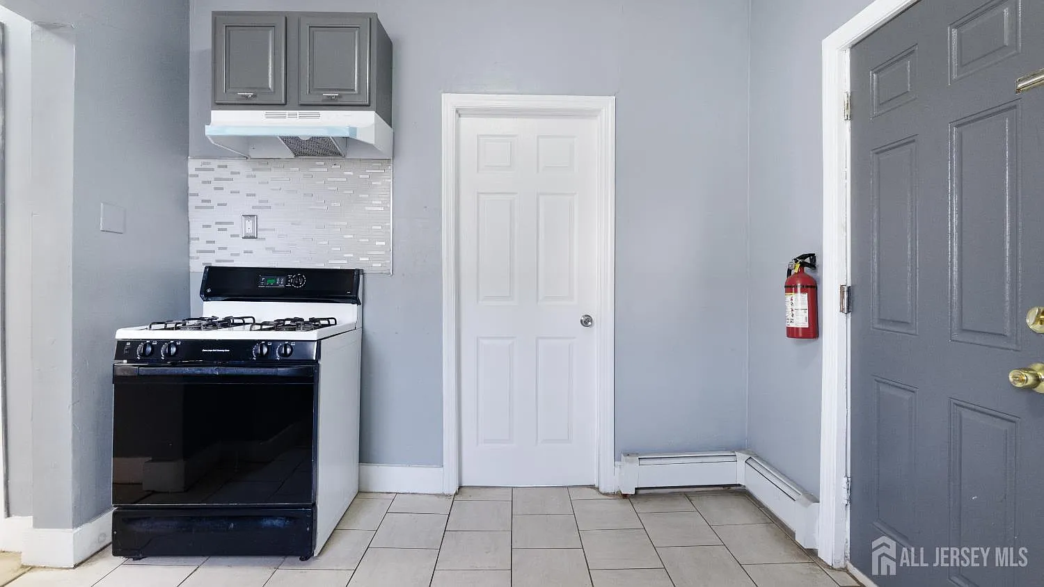 3 bed, 1.0 bath, $2,200 — Photo 3