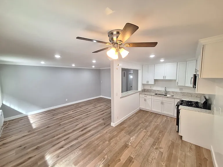 13961 Oxnard — Photo 1