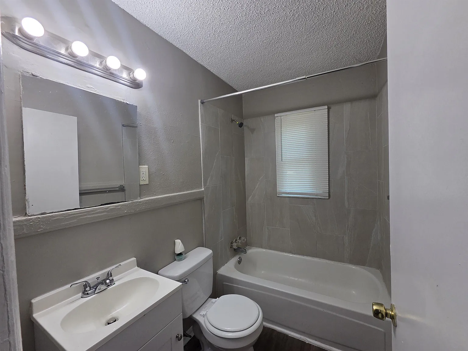 2 bed, 1.0 bath, $950 — Photo 4